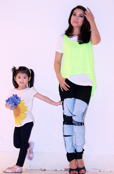 Con gái Trương Ngọc Ánh “tạo dáng” giỏi hơn mẹ - 4 Bảo Tiên tạo dáng dạn dĩ, sinh động hơn cả mẹ!