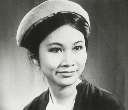 NSƯT Diệu Thuần sở hữu gương mặt bừng sáng của một nữ diễn viên điện ảnh.