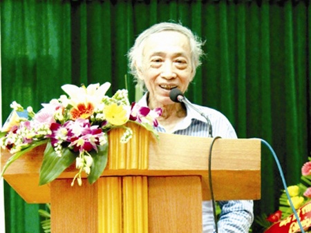 Dịch giả Dương Tường: "Nhận dốt, không nhận ẩu" - 1 Dịch giả Dương Tường phát biểu trong lễ trao giải của Hội Nhà văn Hà Nội.