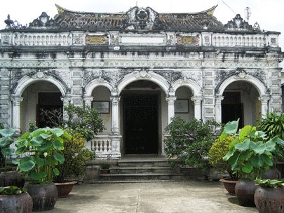 Ngôi nhà cổ chứa đựng thiên tình sử trong phim "Người tình' - 1 Mặt ngoài ngôi nhà cổ có kiến trúc phương Tây pha trộn kiểu Hoa của ông Huỳnh Thủy Lê tại Đồng Tháp