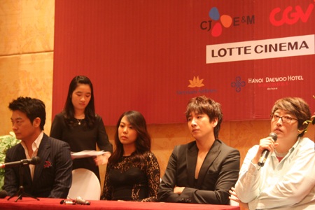 Đoàn làm phim Helpless của Hàn Quốc