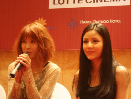 Tiễn Sắc Lệ xuất hiện tại buổi họp báo sáng 26/11.