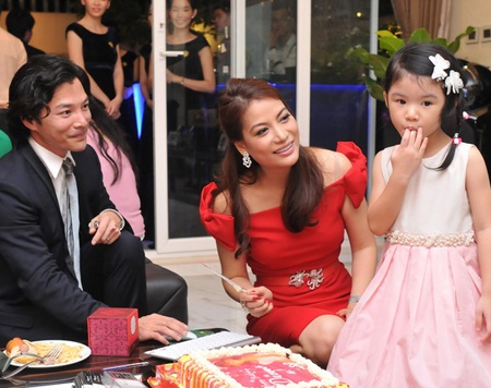 Sinh nhật ấm cúng của “công chúa” nhà Trương Ngọc Ánh - 4 Bánh sinh nhật của Bảo Tiên. Devon là tên tiếng Anh của bé.