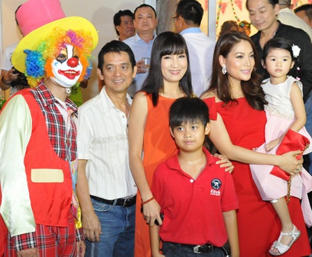 Sinh nhật ấm cúng của “công chúa” nhà Trương Ngọc Ánh - 6 Bánh sinh nhật của Bảo Tiên. Devon là tên tiếng Anh của bé.