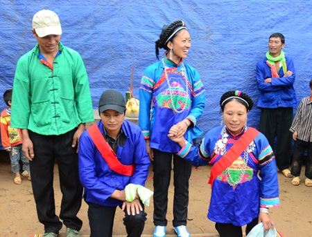 Cô dâu, chú rể quỳ lạy gia đình nhà gái