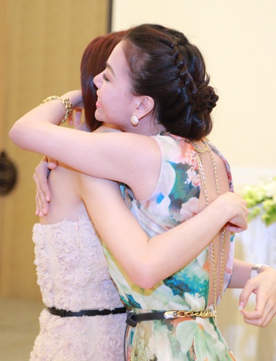 Hoàng Điệp, Trà Ngọc Hằng thân thiết bên nhau - 11 Hai người bạn thân thiết trong làng showbiz.