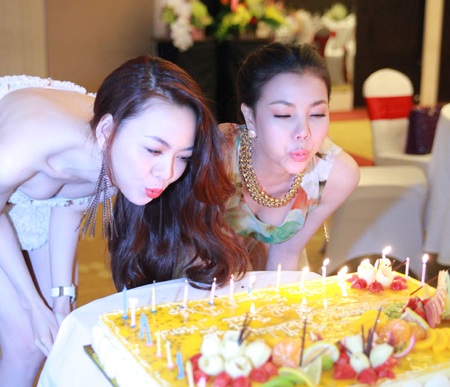 Hoàng Điệp, Trà Ngọc Hằng thân thiết bên nhau - 10 Hai người bạn thân thiết trong làng showbiz.