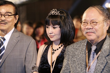 NSND Thế Anh, NSND Lan Hương... đều đến để chung vui, ủng hộ điện ảnh Việt trên đà hội nhập.