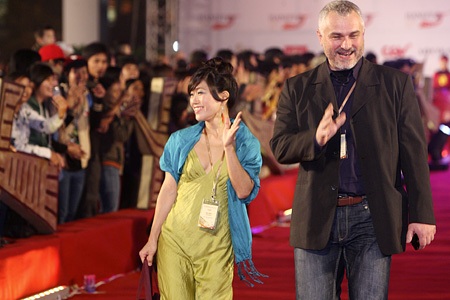 Những vị khách quốc tế và lời chào thân thiện