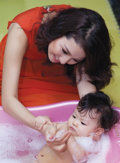 Hoa hậu Trần Thị Quỳnh đẹp hơn khi làm mẹ - 5 Hào Hoa