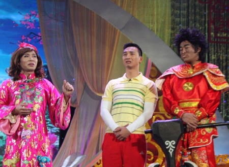 Ít ai có thể nhận ra Thiên Lôi (ngoài cùng bên phải) là nam ca sỹ Minh Quân