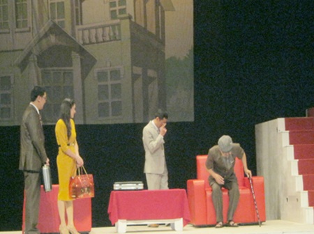 Một cảnh trong vở Đường đua trong bóng tối