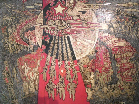 Bức tranh “Giải phóng Thăng Long” với chất liệu đồng và sơn mài của tác giả Ngô Chính