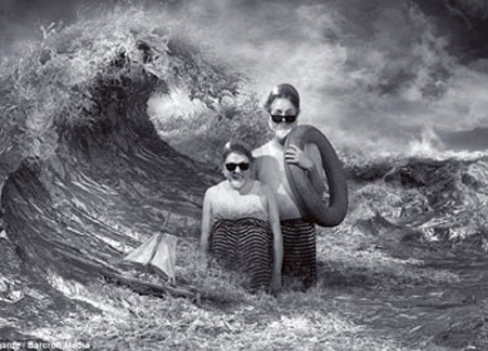 Sức hút từ giải thưởng nhiếp ảnh quốc tế - 3 Tác phẩm “Người đi bơi ở Singapore”. Tác giả: Michel Lagarde (Pháp)