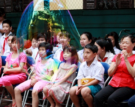 “Phù thủy bong bóng” Fan Yang biểu diễn cho trẻ em mồ côi - 3 “Phù thủy bong bóng” Fan Yang biểu diễn cho trẻ em mồ côi
