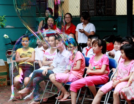 “Phù thủy bong bóng” Fan Yang biểu diễn cho trẻ em mồ côi - 4 “Phù thủy bong bóng” Fan Yang biểu diễn cho trẻ em mồ côi