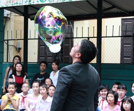 “Phù thủy bong bóng” Fan Yang biểu diễn cho trẻ em mồ côi - 2 “Phù thủy bong bóng” Fan Yang biểu diễn cho trẻ em mồ côi