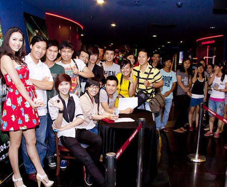 Hoàng My họp fan kể về chuyến ngao du Hollywood