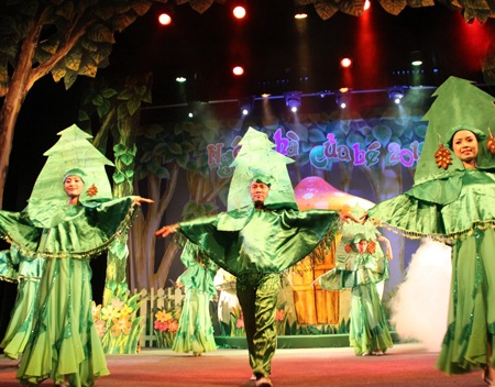 Sân khấu rộn ràng chào mừng ngày Quốc tế Thiếu nhi