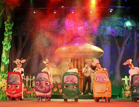 Sân khấu rộn ràng chào mừng ngày Quốc tế Thiếu nhi