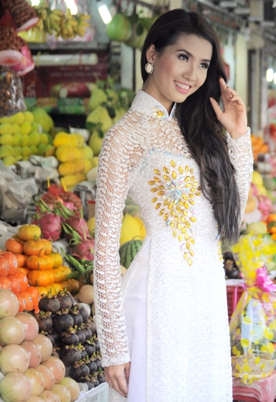 Người đẹp Phan Thị Mơ rực rỡ giữa chợ hoa ngày Tết - 1 Người đẹp Phan Thị Mơ rực rỡ giữa chợ hoa ngày Tết - 1