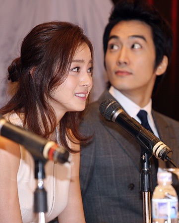 Song Seung Heon, Kim Tae Hee được chào đón nồng nhiệt tại Việt Nam - 5 Song Seung Heon, Kim Tae Hee được chào đón nồng nhiệt tại Việt Nam - 5