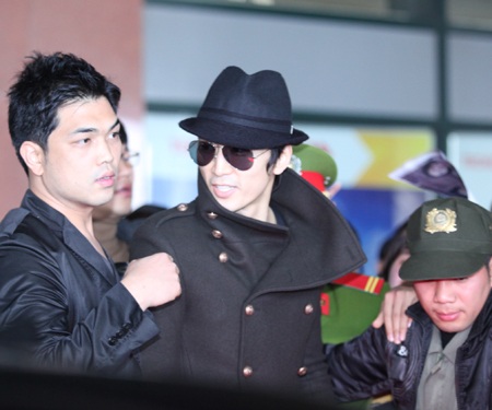 Song Seung Heon, Kim Tae Hee được chào đón nồng nhiệt tại Việt Nam - 1 Song Seung Heon, Kim Tae Hee được chào đón nồng nhiệt tại Việt Nam - 1