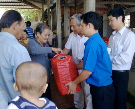 Ngân hàng Nam Á trao quà Tết cho trẻ em mồ côi - 2 Ngân hàng Nam Á trao quà Tết cho trẻ em mồ côi - 2