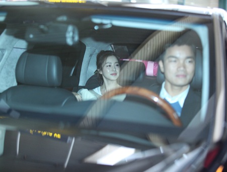Song Seung Heon, Kim Tae Hee được chào đón nồng nhiệt tại Việt Nam - 3 Song Seung Heon, Kim Tae Hee được chào đón nồng nhiệt tại Việt Nam - 3