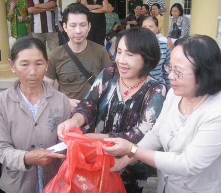 Ngân hàng Nam Á trao quà Tết cho trẻ em mồ côi - 3 Ngân hàng Nam Á trao quà Tết cho trẻ em mồ côi - 3