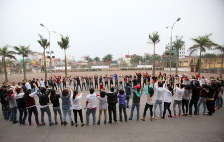 Nhảy “ flashmob”- đón giao thừa kiểu mới tại Hồ Gươm - 1 Hình ảnh tập luyện của các bạn trẻ