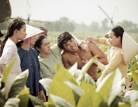 Ngọc Tình vào vai một lực điền hiền lành, chất phác tên Xòn