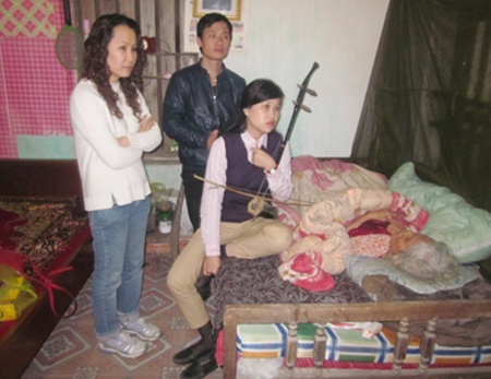 "Người hát xẩm cuối cùng" ốm nặng - 1 Giáng Son, Quang Long, Mai Tuyết Hoa bên nghệ nhân Hà Thị Cầu.