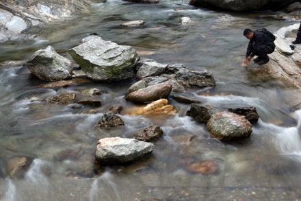 Một dòng suối bên dãy Tây Côn Lĩnh.
