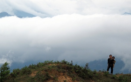 Hai anh em thằng bé người Hà Nhì tại xã Y Tý (Lào Cai).