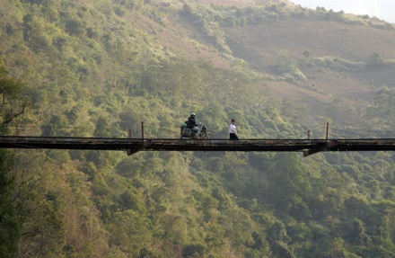 Cầu treo bắc qua sông Mã đoạn qua Điện Biên Đông – Điện Biên