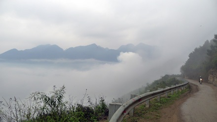 Đèo Khau Phạ trong sương sớm (Nghĩa Lộ - Yên Bái).