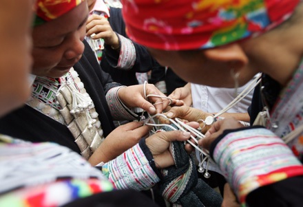 Chị em người Dao khoe nhau vòng bạc mới mua tại chợ Mường Hum (Bát Xát – Lào Kai)