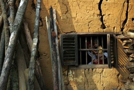 Hai mẹ con người Dao xấu hổ, tránh ánh mắt du khách qua khung cửa sổ tại Bát Xát – Lào Kai