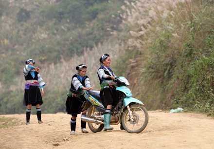 Những cô gái người Mông dạy nhau tập xe máy tại Bắc Hà - Lào Kai.