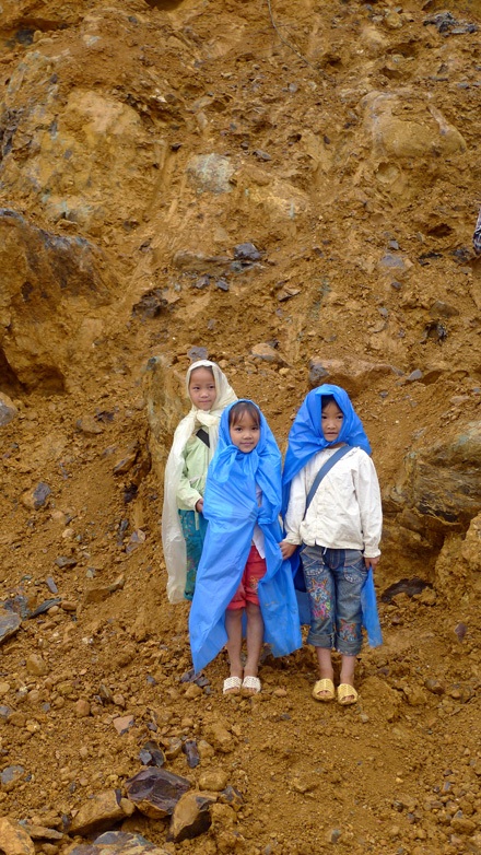 Những đứa trẻ tới lớp trên con đường mới mở qua Pù Luông