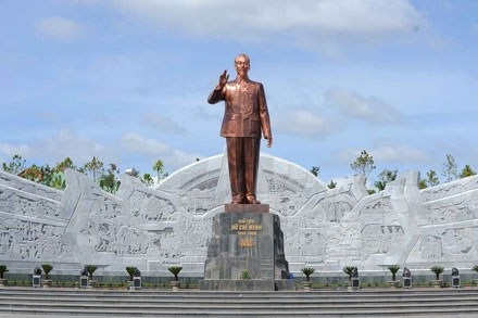 Làm tượng đài, tranh hoành tráng: Cần phải có bằng đại học - 1 Làm tượng đài, tranh hoành tráng: Cần phải có bằng đại học