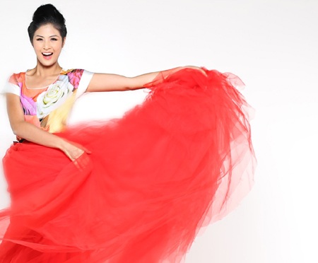 Hoa hậu Ngọc Hân tươi tắn với sắc đỏ - 1 Năm 2012, Hoa hậu Ngọc Hân tích cực tham gia giới thời trang Việt với tư cách là một thiết kế trẻ