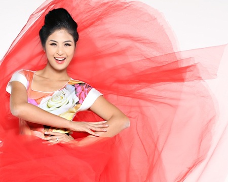 Hoa hậu Ngọc Hân tươi tắn với sắc đỏ - 6 Khi hỏi về tình yêu, Ngọc Hân luôn né tránh. Hoa hậu chỉ lấp lửng, Còn đợi duyên