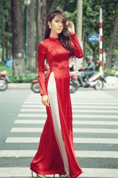 Khi 'gái hư' Việt mượn áo dài để vớt vát hình ảnh