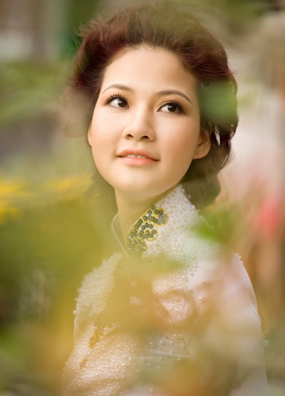 Hoa hậu Trần Thị Quỳnh đẹp rực rỡ với áo dài, hoa xuân - 5 H.H