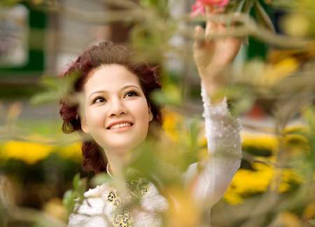 Hoa hậu Trần Thị Quỳnh đẹp rực rỡ với áo dài, hoa xuân - 6 H.H