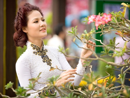 Hoa hậu Trần Thị Quỳnh đẹp rực rỡ với áo dài, hoa xuân - 7 H.H
