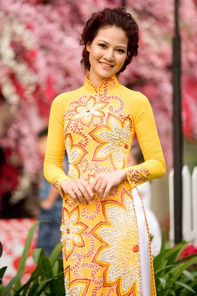 Hoa hậu Trần Thị Quỳnh đẹp rực rỡ với áo dài, hoa xuân - 8 H.H