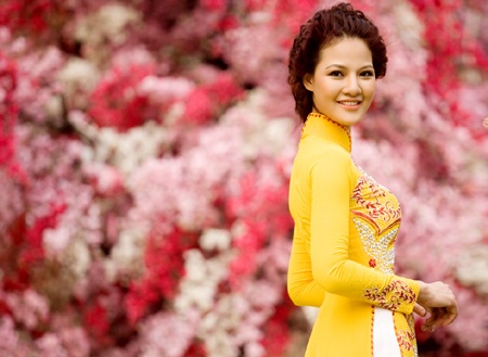 Hoa hậu Trần Thị Quỳnh đẹp rực rỡ với áo dài, hoa xuân - 9 H.H